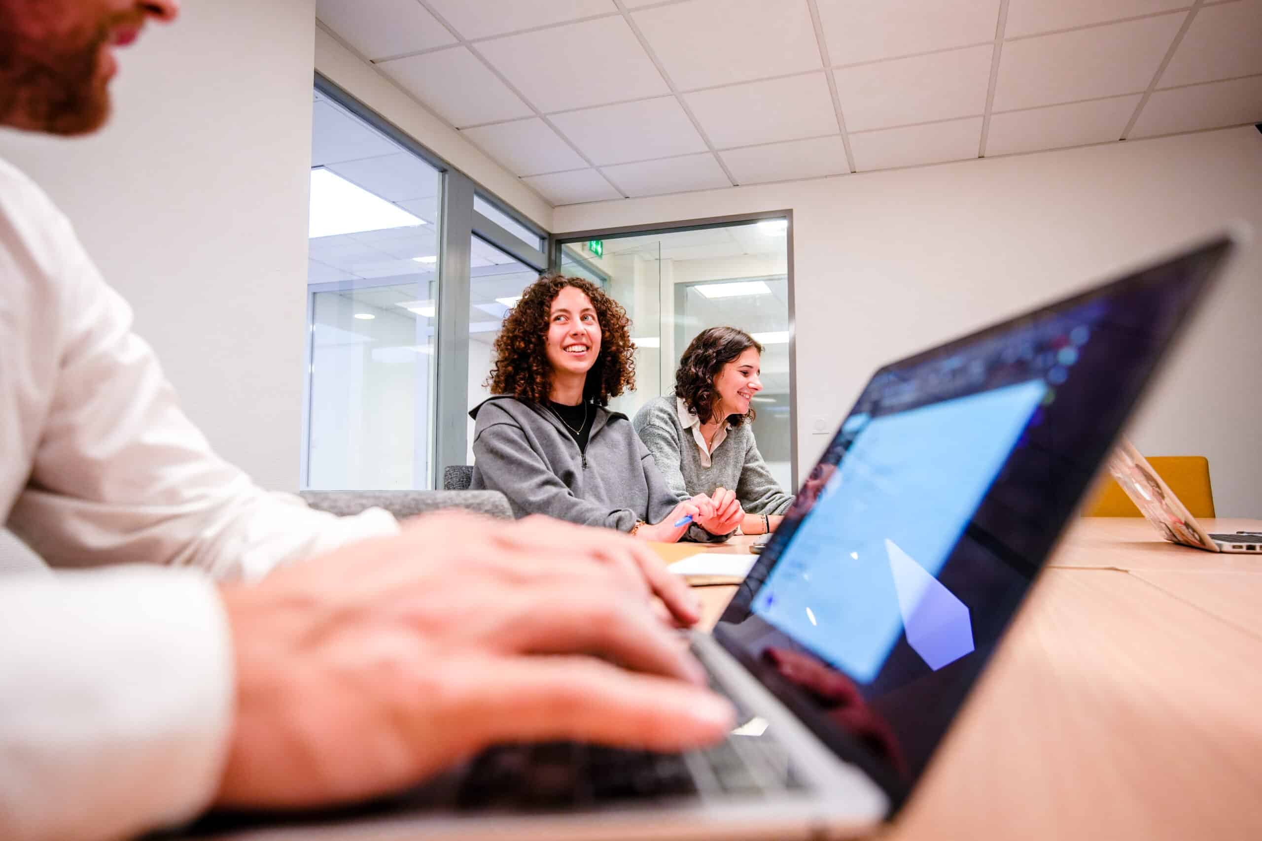 Salariés et coworking : pourquoi choisir un bureau à proximité de la Gare d’Angers ?