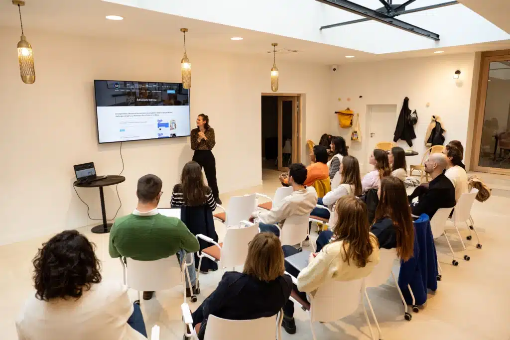 WeForge Gare -Espace Cowork en disposition Conference