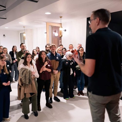 Un créateur d'entreprise présente son projet face à des dirigeants et d'autres créateurs