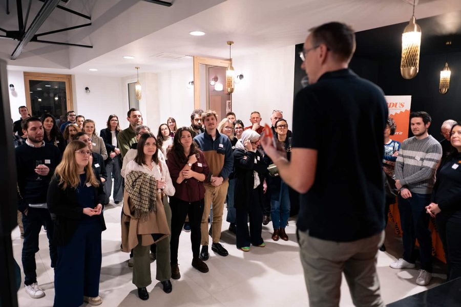 Un créateur d'entreprise présente son projet face à des dirigeants et d'autres créateurs