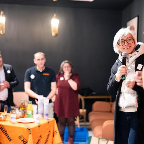 Une entrepreneuse pitch dans l'espace Jedi Hall devant des entrepreneurs