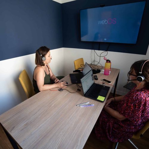 Des forgeronnes en réunion dans la salle C-3P0